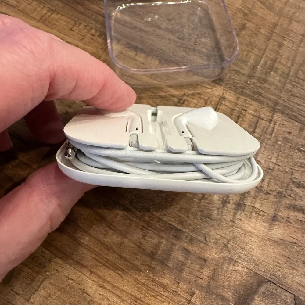New Genuine Apple Wired Earphones. Lightening Connector and Built in Microphone